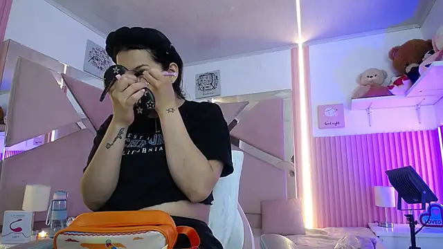 Mia garcia28 online show from 10/15/25, 08:09