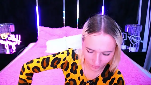 LilElfie online show from 10/08/25, 07:06