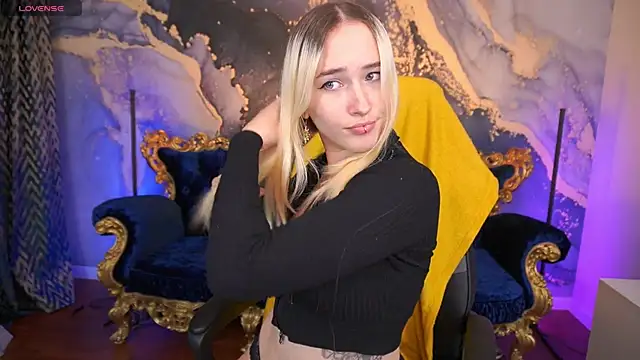 LilElfie online show from 10/22/25, 07:46