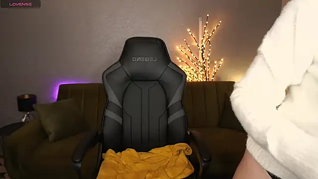 LilElfie online show from 11/15/25, 01:51