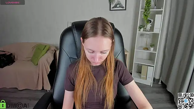 Mia E1fie online show from 11/04/25, 09:52