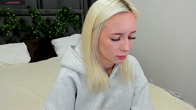 cute luucy online show from 11/19/25, 02:44