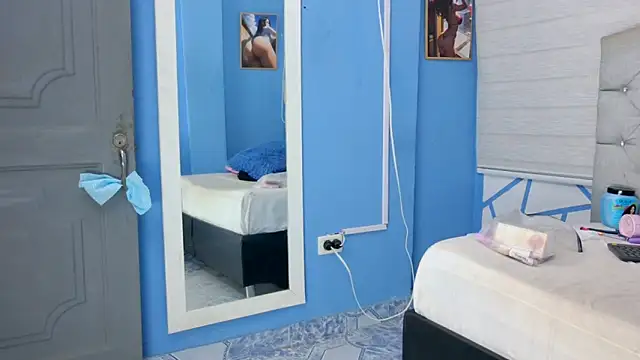 Snapshot of Emily_J18 chatting on 10/04/25, 01:31 Emily J18 online show from 10/04/25, 01:31