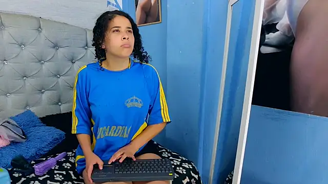 Snapshot of Emily_J18 chatting on 10/22/25, 03:12 Emily J18 online show from 10/22/25, 03:12