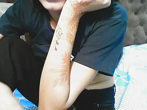 Snapshot of elize__ chatting on 09/23/25, 02:20 elize   online show from 09/23/25, 02:20