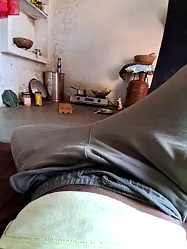 Snapshot of RAYI_Queen_3 chatting on 10/12/25, 03:27 RAYI Queen 3 online show from 10/12/25, 03:27