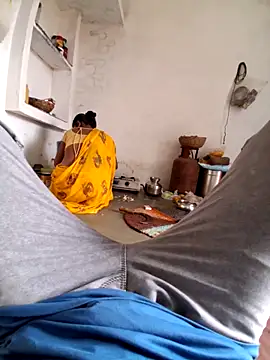 Snapshot of RAYI_Queen_3 chatting on 10/26/25, 03:34 RAYI Queen 3 online show from 10/26/25, 03:34