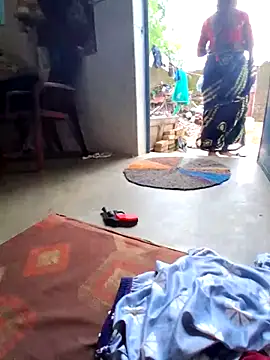 Snapshot of RAYI_Queen_3 chatting on 10/30/25, 04:03 RAYI Queen 3 online show from 10/30/25, 04:03