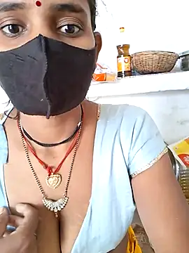 Snapshot of RAYI_Queen_3 chatting on 11/10/25, 03:49 RAYI Queen 3 online show from 11/10/25, 03:49