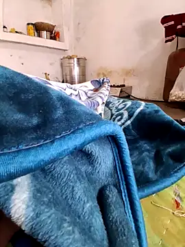 Snapshot of RAYI_Queen_3 chatting on 11/12/25, 04:51 RAYI Queen 3 online show from 11/12/25, 04:51