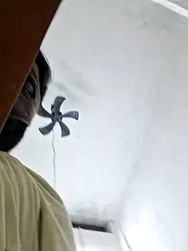 Snapshot of RAYI_Queen_3 chatting on 11/13/25, 05:01 RAYI Queen 3 online show from 11/13/25, 05:01