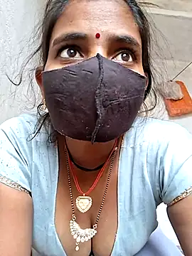 Snapshot of RAYI_Queen_3 chatting on 11/15/25, 03:37 RAYI Queen 3 online show from 11/15/25, 03:37