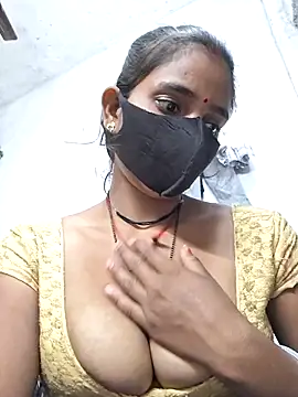 Snapshot of RAYI_Queen_3 chatting on 11/24/25, 04:07 RAYI Queen 3 online show from 11/24/25, 04:07