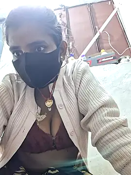 Snapshot of RAYI_Queen_3 chatting on 12/14/25, 04:01 RAYI Queen 3 online show from 12/14/25, 04:01