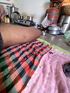 Snapshot of RAYI_Queen_3 chatting on 12/15/25, 04:06 RAYI Queen 3 online show from 12/15/25, 04:06