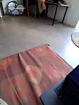 Snapshot of RAYI_Queen_3 chatting on 12/20/25, 03:46 RAYI Queen 3 online show from 12/20/25, 03:46