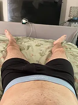 Snapshot of naughtycoupl98 chatting on 04/14/26, 02:01 naughtycoupl98 online show from 04/14/26, 02:01