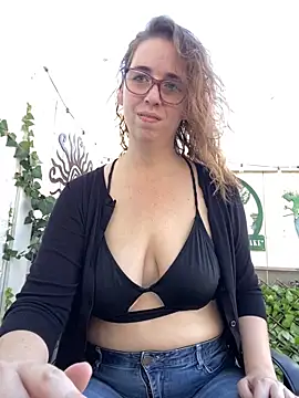 Snapshot of sweetsocalgirl chatting on 09/15/25, 11:27 sweetsocalgirl online show from 09/15/25, 11:27