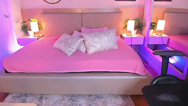 Snapshot of Meloddy_Rose chatting on 09/16/25, 04:35 Meloddy Rose online show from 09/16/25, 04:35