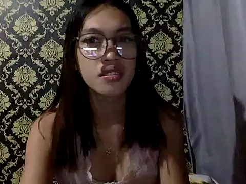 Snapshot of your_wifey chatting on 10/08/25, 12:36 your wifey online show from 10/08/25, 12:36