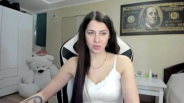 EmiLovsi online show from 10/08/25, 08:06