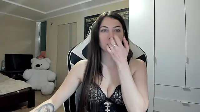 EmiLovsi online show from 10/27/25, 09:41