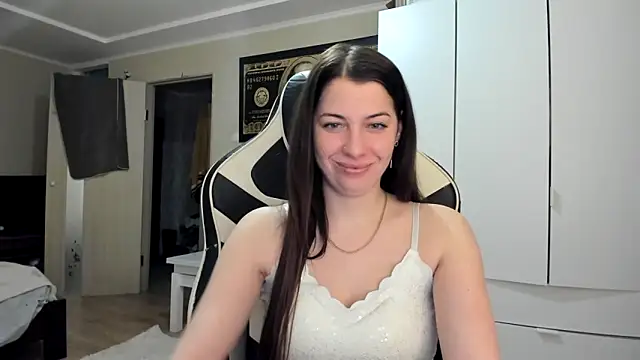 EmiLovsi online show from 02/04/26, 05:41