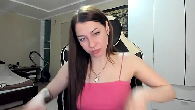 EmiLovsi online show from 05/05/26, 07:55