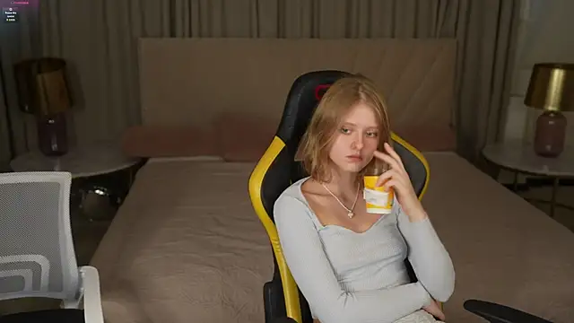 Esmie Smile online show from 10/11/25, 02:48