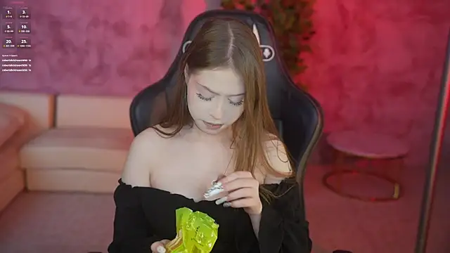Snapshot of Esmie_Smile chatting on 06/17/26, 01:30 Esmie Smile online show from 06/17/26, 01:30