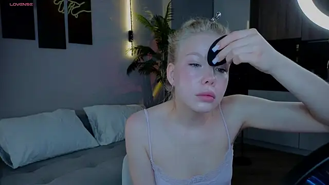 Snapshot of emilyshepar_d chatting on 06/17/26, 02:25 emilyshepar d online show from 06/17/26, 02:25