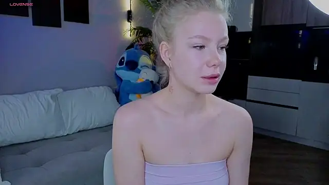 Snapshot of emilyshepar_d chatting on 06/19/26, 02:16 emilyshepar d online show from 06/19/26, 02:16
