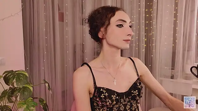 Snapshot of Queen_of_tease chatting on 10/13/25, 04:51 Queen of tease online show from 10/13/25, 04:51