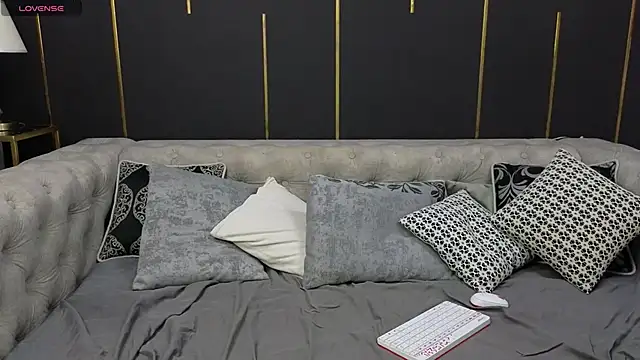 Snapshot of Holypinkie chatting on 10/31/25, 02:01 Holypinkie online show from 10/31/25, 02:01