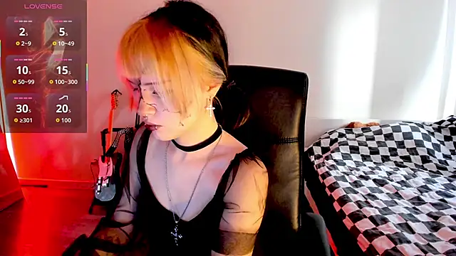 LiyaLuna online show from 10/31/25, 10:38