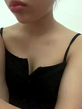 Nguyenha11 online show from 09/28/25, 08:42