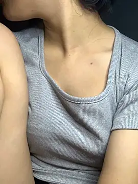 Nguyenha11 online show from 09/30/25, 07:46