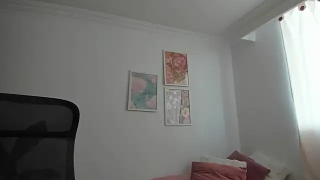 Snapshot of canelleGarces chatting on 06/01/26, 01:24 canelleGarces online show from 06/01/26, 01:24