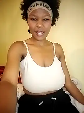 Seductive Yellow Titties online show from 11/16/25, 08:31