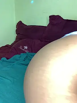 Seductive Yellow Titties online show from 03/30/26, 08:32