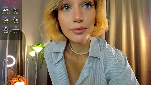 Ice Strawberry online show from 09/18/25, 02:13