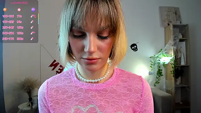 Ice Strawberry online show from 10/31/25, 03:07