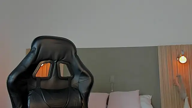 luccia smith online show from 02/15/26, 02:19