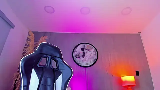 luccia smith online show from 04/14/26, 02:28