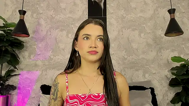 Snapshot of aitana_baker_ chatting on 10/18/25, 02:58 aitana baker  online show from 10/18/25, 02:58