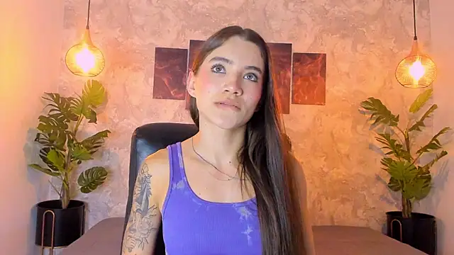 aitana baker  online show from 12/15/25, 07:18