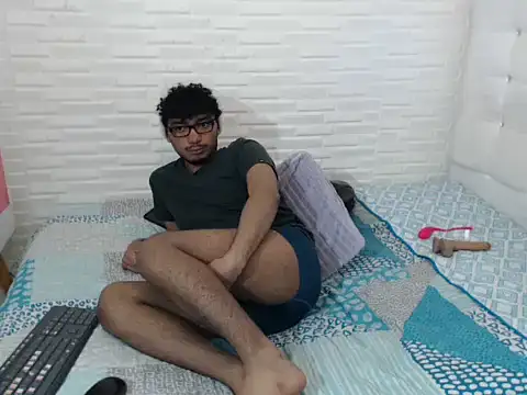 felipecams123 online show from 09/13/25, 12:32