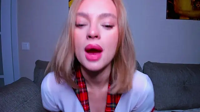 Snapshot of OliviaReece chatting on 03/22/26, 05:33 OliviaReece online show from 03/22/26, 05:33