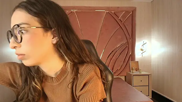 Snapshot of Emilia_Bons chatting on 01/19/26, 02:10 Emilia Bons online show from 01/19/26, 02:10