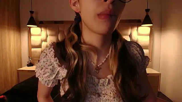 Snapshot of Emilia_Bons chatting on 02/23/26, 02:03 Emilia Bons online show from 02/23/26, 02:03